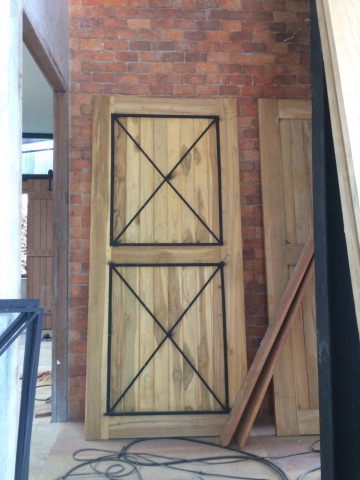 ประตูไม้เนื้อแข็ง นครสวรรค์