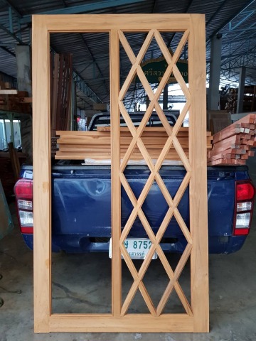 วงกบหน้าต่างไม้ ลาดยาว